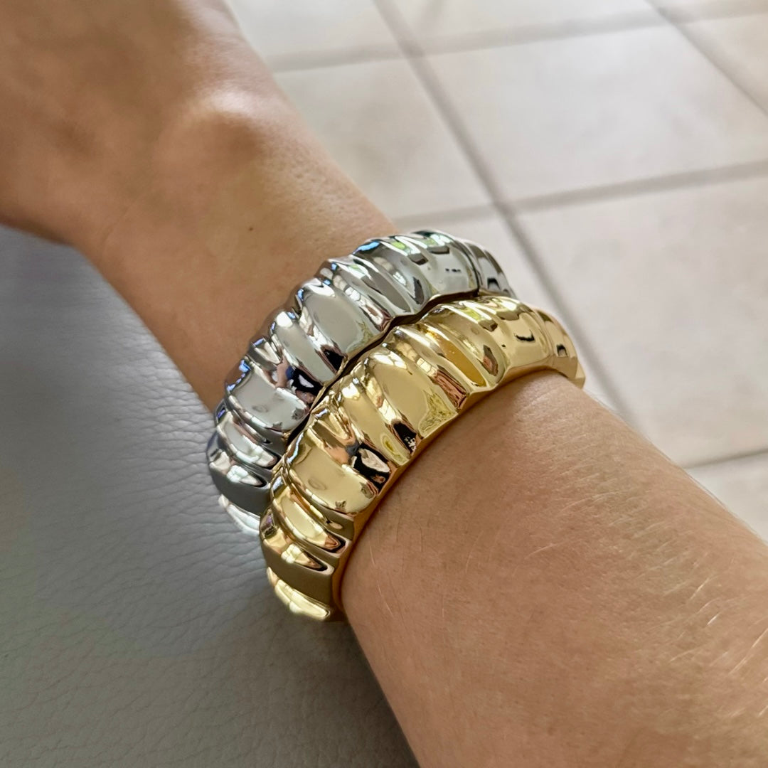 I’m in love with this bangle-style bracelet! Available in gold and silver, it’s chonky, stylish, and perfect for any occasion. Add a unique touch to your look with this must-have accessory.