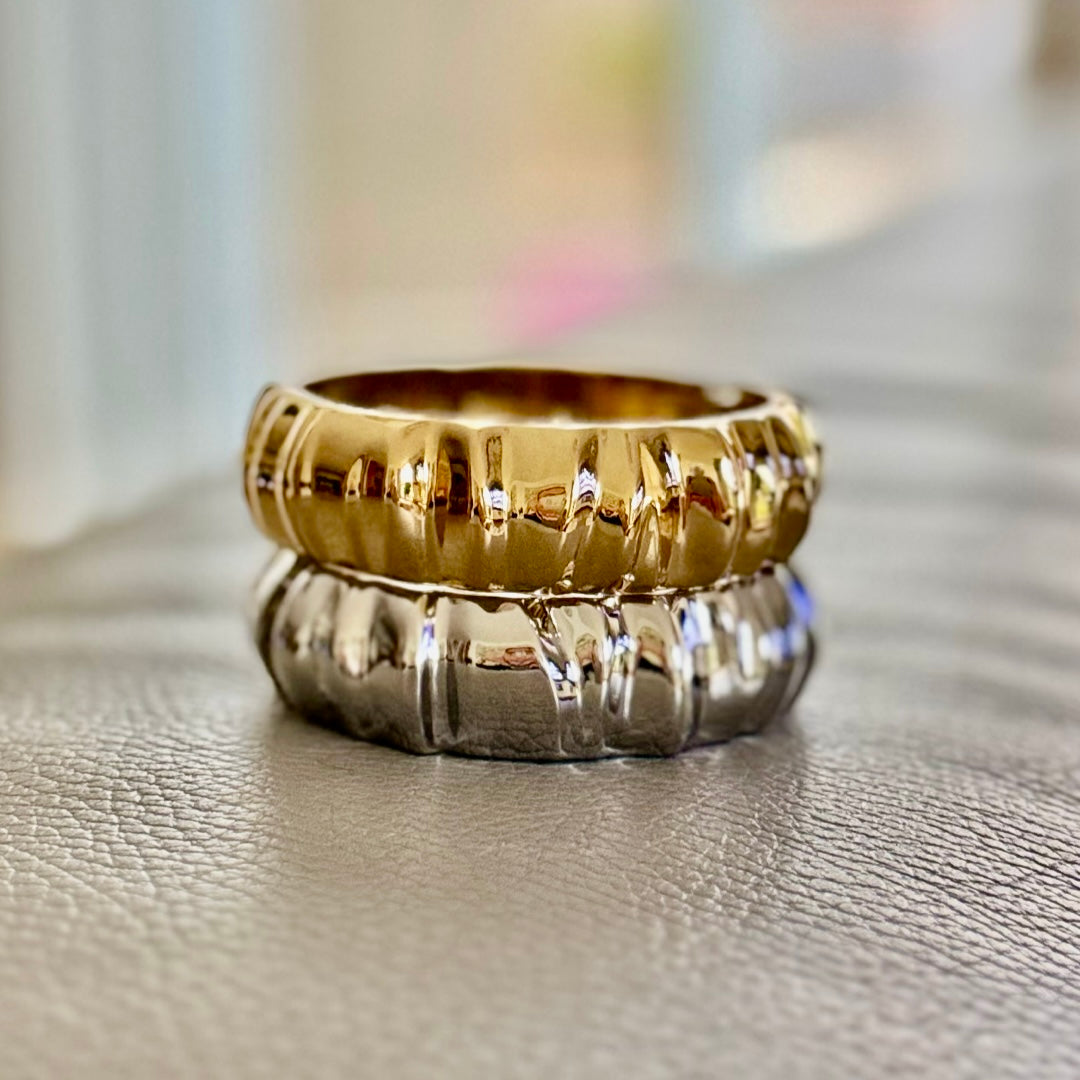 I’m in love with this bangle-style bracelet! Available in gold and silver, it’s chonky, stylish, and perfect for any occasion. Add a unique touch to your look with this must-have accessory.